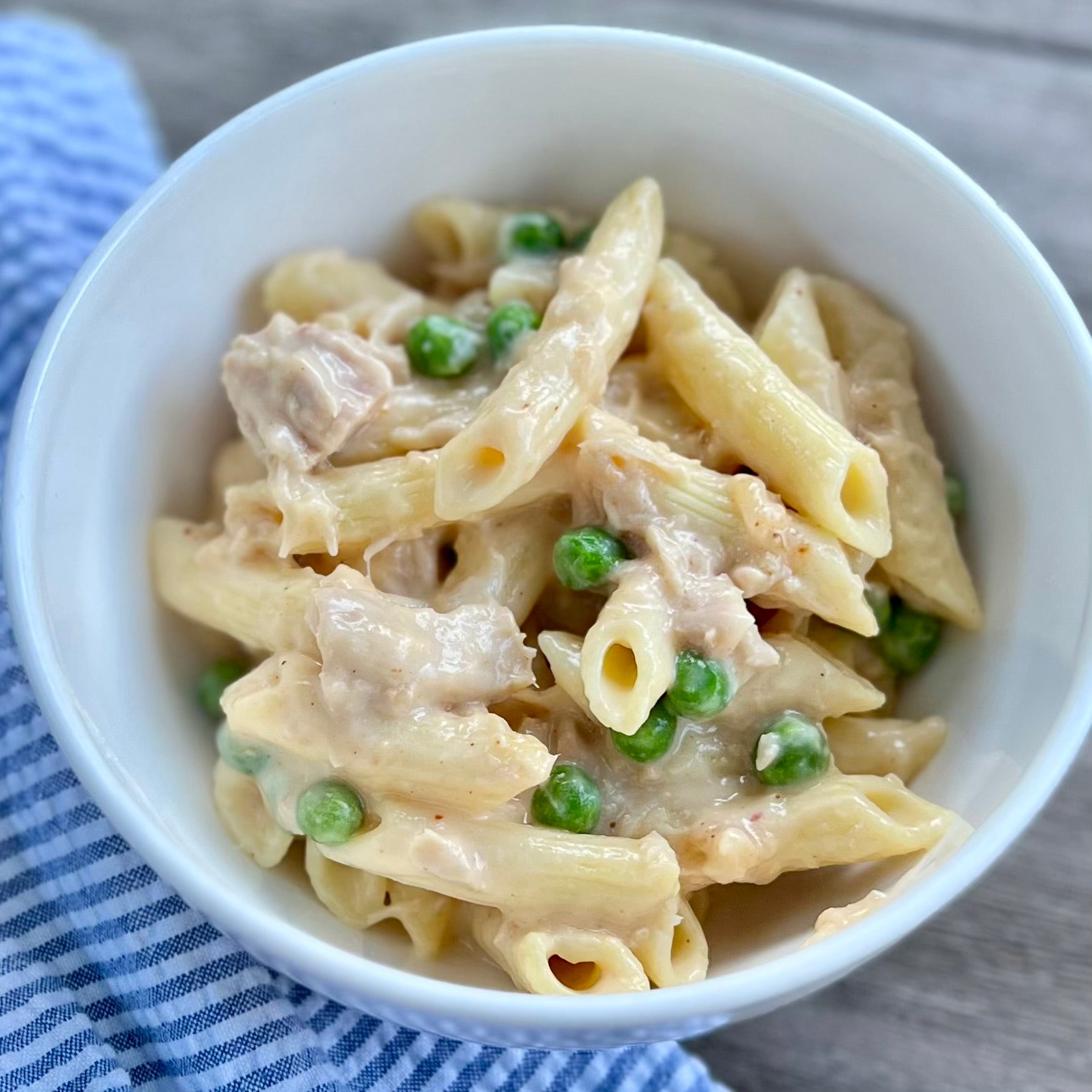 Tuna macaroni and cheese with peas in a bowl